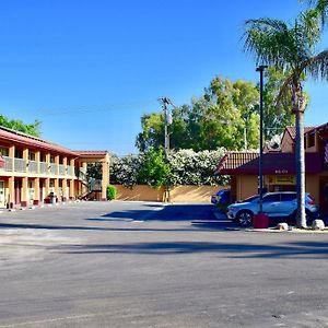 Super 8 By Wyndham Visalia